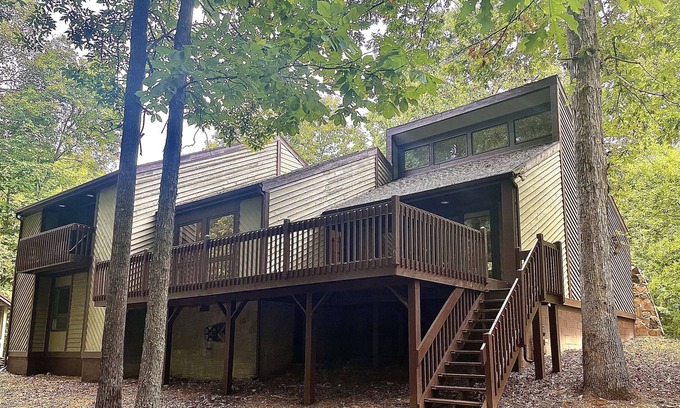 Sparta Casa | Beautiful Center Hill lake home nestled in woods. Minutes from lake access.