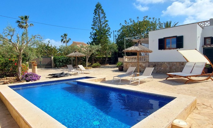 Cala Llombards Chalet De Esquí | Hermoso chalet para 6-7 personas. con gr. Jardín, WiFi, piscina, clima, cerca del mar.