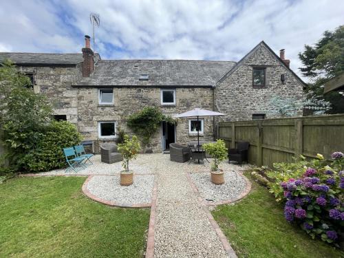 Lanhydrock Casa | Beautiful Character Cottage - with Hot Tub