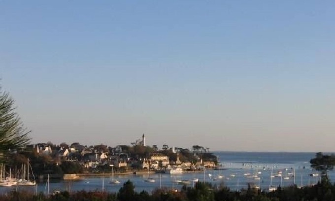 Combrit Casa | Hermosa casa de carácter en una zona tranquila cerca de playas y puertos típicos