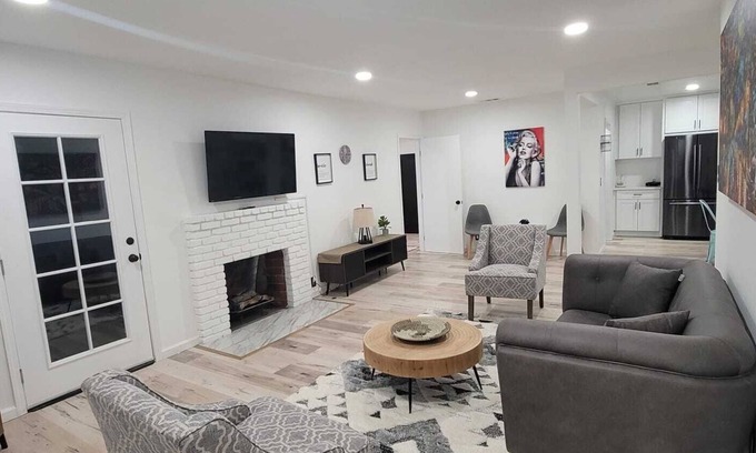 Reseda Casa | Beautiful charming private home in Reseda
