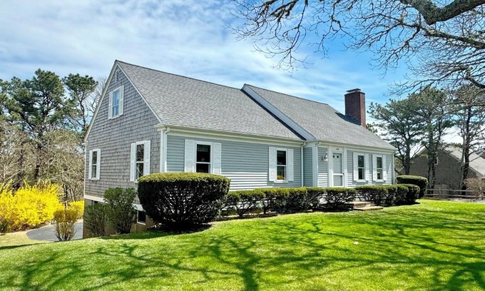 South Chatham Casa | Beautiful Chatham, Sun Sand & Surf. 8/10 mile to beaches ,pet friendly home