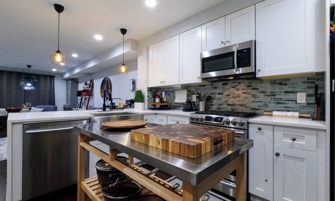 Trinidad Casa | Beautiful, Chic, 2 Bd/2.5 Ba, Metro & Free Parking