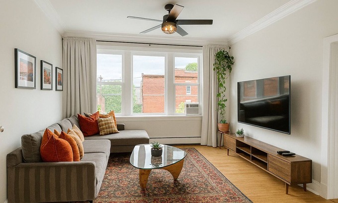 Chicago Apartamento | Beautiful Chicago 2BD 1BA, minutes from Downtown!