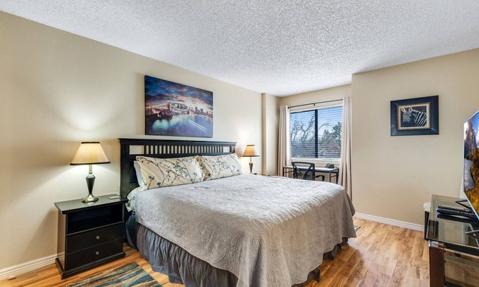 Greenwood Village Condominio | Limpio, tranquilo hermoso condominio! Situado en el centro de DTC