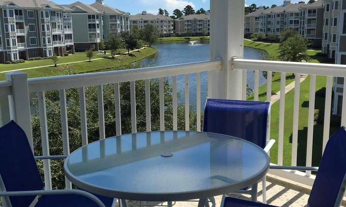 Central Myrtle Beach Condominio | Hermoso, recientemente amueblado condominio de 3 dormitorios, camas nuevas, televisores. Vista al lago