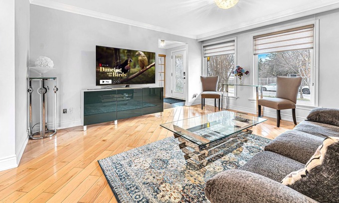 Erin Mills Casa | Beautiful clean single detached home, 3brm with king bed and 4pc ensuite,