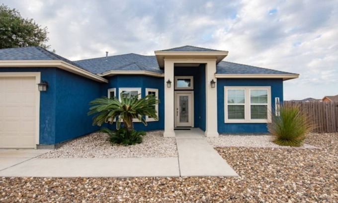 Corpus Christi Casa | Beautiful, clean, newer fully furnished home only .6 miles from the beach