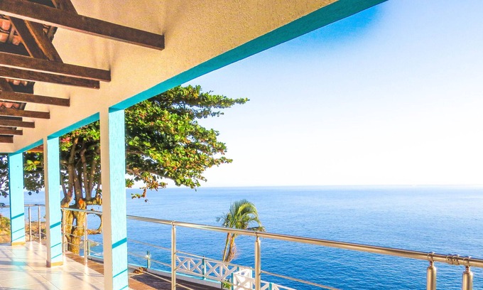Praia de Borrifos Casa | Beautiful coastline overlooking Alcatrazes Island