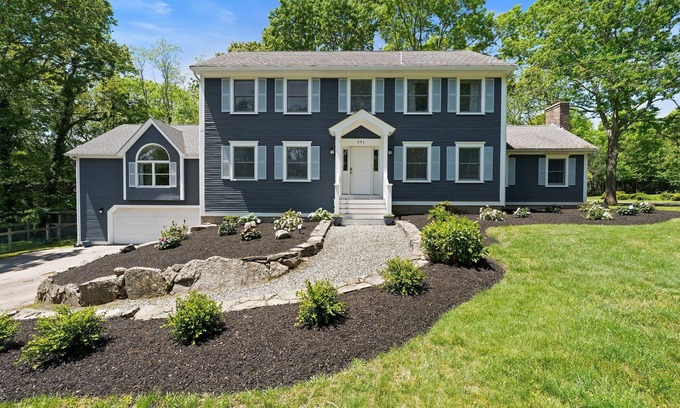 Saunderstown Casa | Beautiful Colonial Home in Saunderstown, RI