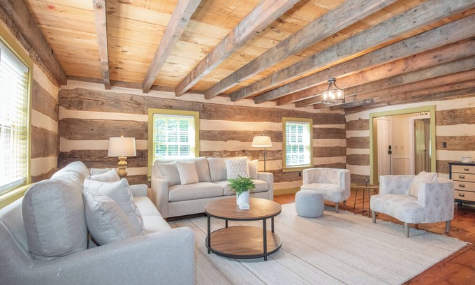 Nottingham Casa | Beautiful Colonial Style Home in Nottingham PA