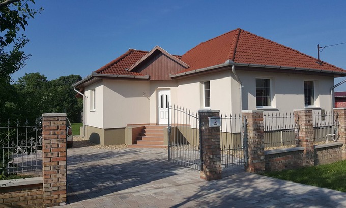 Tiszafured Casa | Hermosa casa de vacaciones independiente y confortable para 6 personas en Tiszafüred