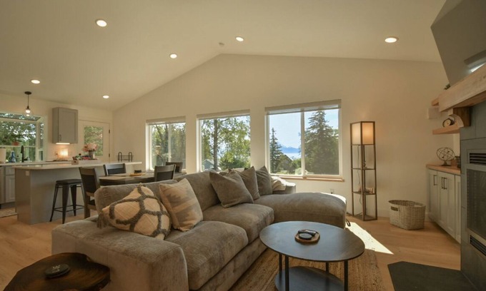 Homer Casa | Beautiful, comfortable, clean, scenic, bay and mountain view home.