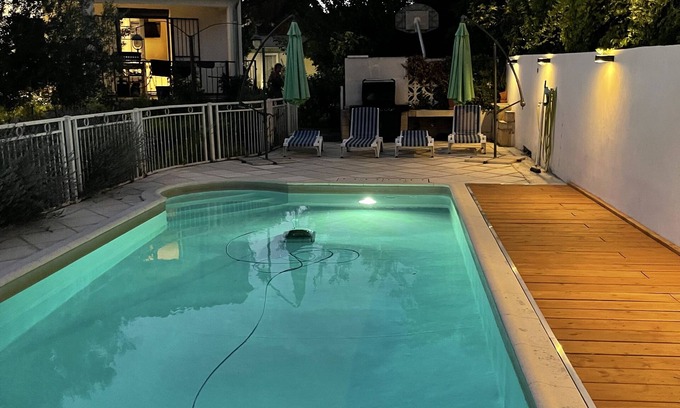 Clarensac Villa | Hermosa villa confortable con piscina y sauna, ideal para familiares o amigos.