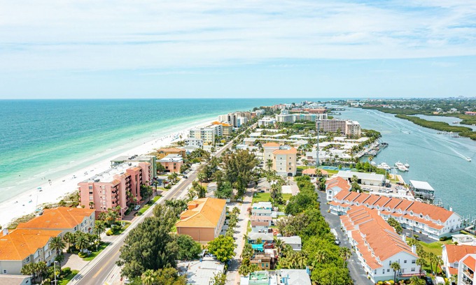 Indian Shores Condominio | Beautiful condo across the street from the beach. Pet/kids friendly