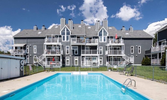 Magog Condominio | Beautiful condo in downtown Magog with Lake access and private pool!