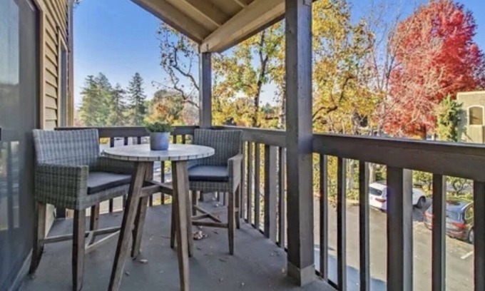 Pleasant Hill Condominio | Beautiful condo w/fireplace in the heart of downtown Pleasant Hill