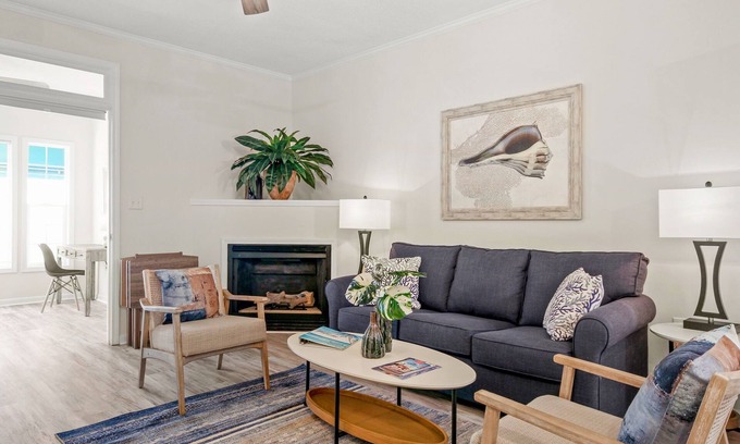 Vaught Condominio | Beautiful condo with pool. 5 minute drive to beach. Sleeps 8. Pet friendly