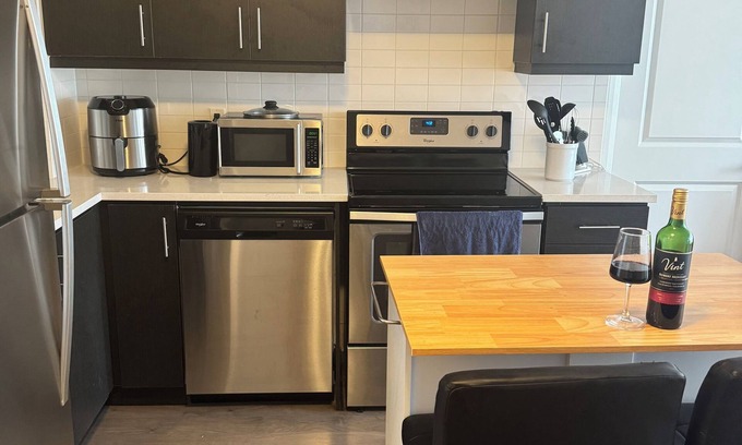 The Queensway Condominio | Beautiful Condo with Lake Ontario View
