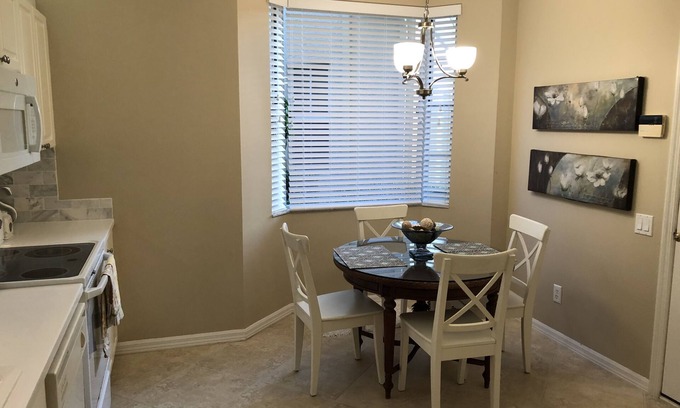 Pelican Bay Condominio | Hermoso condominio contemporáneo y recientemente redecorado en el primer piso en el prestigioso Pelican Bay. Este condominio cuenta con todas las comodidades y se encuentra a pocos pasos del Centro Comunitario Pelican Bay y de numerosas tiendas y res...