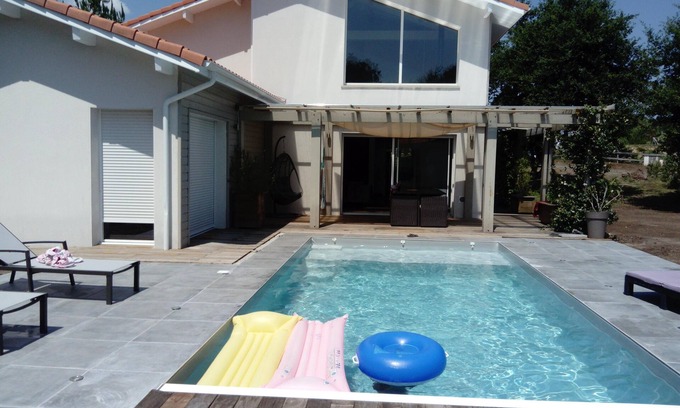 Gourbera Casa | casa contemporánea en un terreno con piscina y casa de la piscina