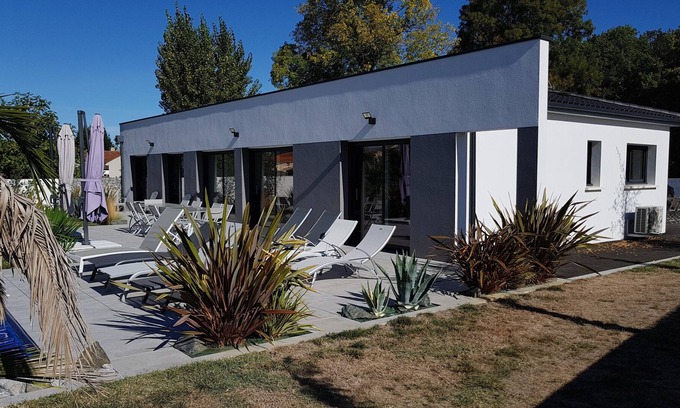 Medis Casa | Hermosa villa contemporánea con piscina climatizada.