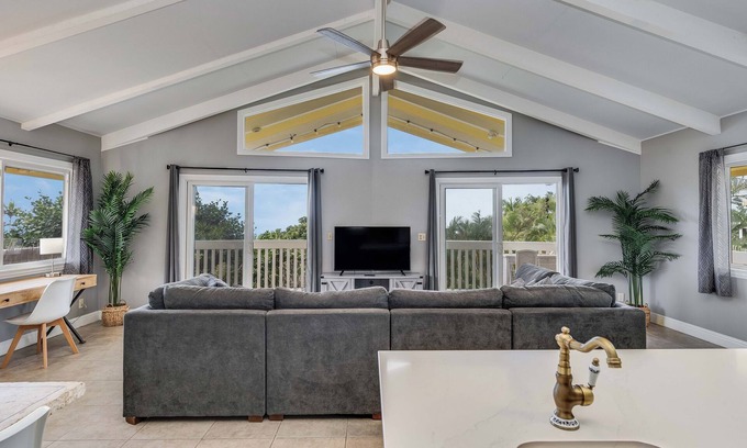 Kona Palisades Casa | Beautiful conveniently located 2-bedroom ocean view home in Kailua-Kona.
