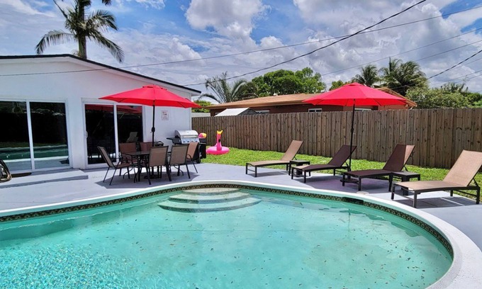 West Hollywood Casa | Beautiful Corner Home 3BRs with Pool and Hot Tub