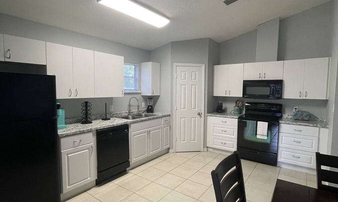 Florida Ridge Casa | Beautiful Corner House, 10 minutes from the beaches!
