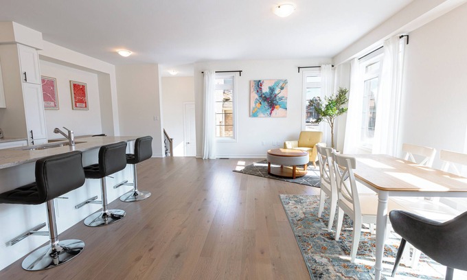 Whitby Casa | Beautiful Corner Unit Town in Whitby W/Parking - Bright Spacious Open Layout