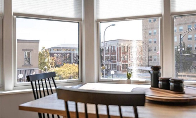 Champaign Apartamento | Beautiful corner view loft in downtown Champaign.