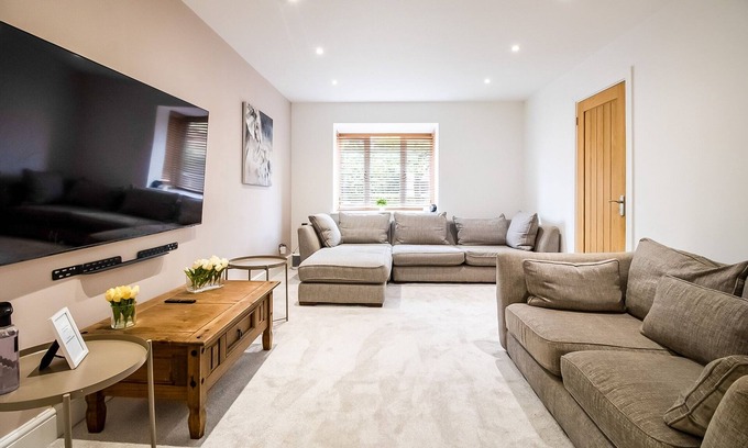 Walton Casa | Beautiful & Cosy Home | Driveway | Close to M1