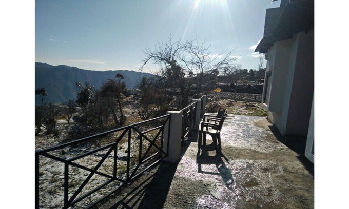 Kaul Cabaña | Hermosa casa de campo en el regazo de la naturaleza. Hermosa vista de los picos del Himalaya cargados de nieve.