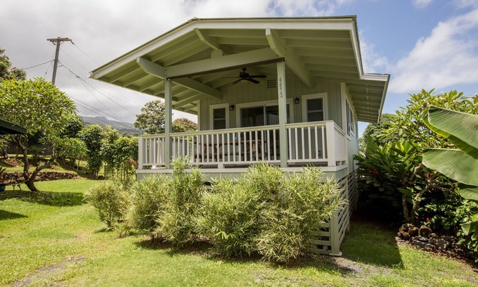 Hana Cabaña | Cottage bellamente actualizado en el corazón de la ciudad de Hana, capacidad para 2 personas con 1 cama / 1ba