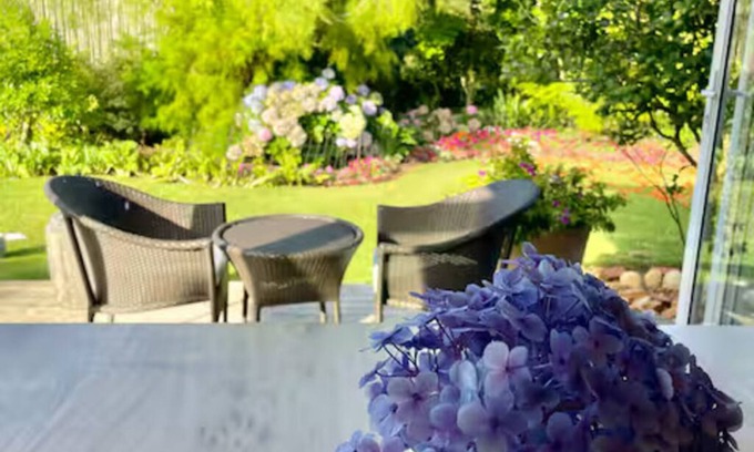 Port Elizabeth Cabaña | Beautiful cottage nestled in a stunning garden