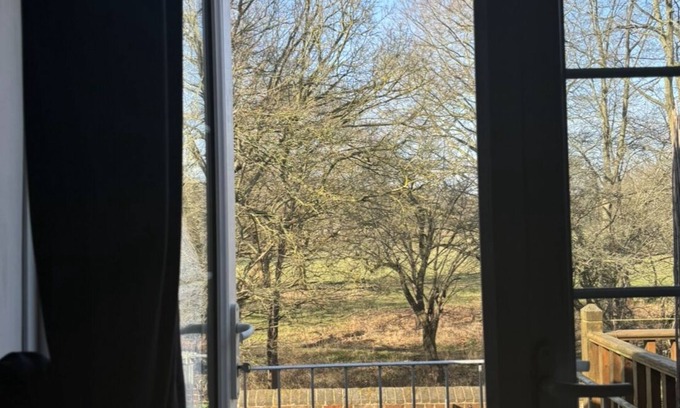 Coombe Hill Cabaña | Beautiful cottage overlooking Richmond park. Easy reach to central london