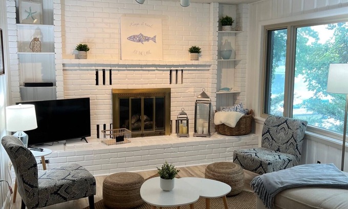 Three Rivers Cabaña | Beautiful cottage on the lake 2 bedroom, 1 bath, sleeps 7-8