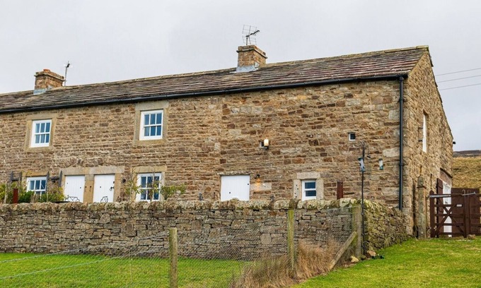 Low Row Casa | Beautiful cottage with breathtaking views! Sleeps 3 & 1 dog, w/ WiFi & pub nearby!