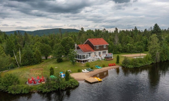Chertsey Cabaña | Beautiful cottage with fireplace and spa, on 60 acres of land