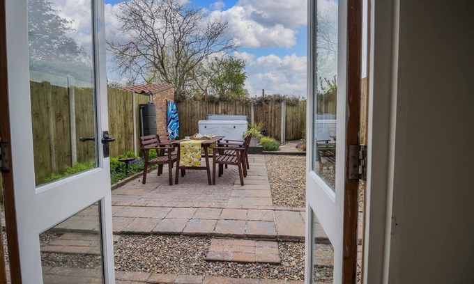 Pentney Cabaña | Beautiful country cottage with a private hot tub in Norfolk ref 99002HC