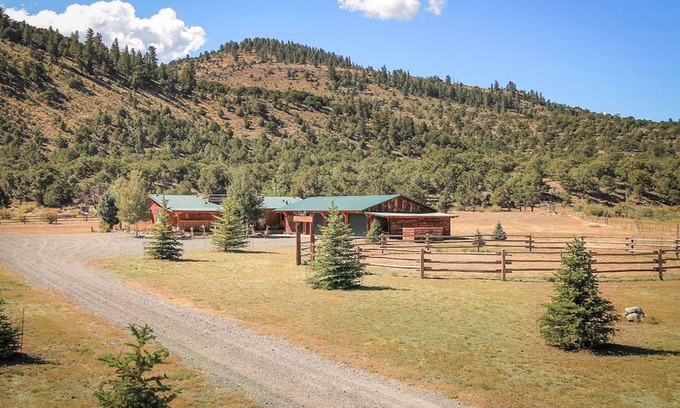 South Fork Cabina | Beautiful country main house next to mountains w/new barn & corral/free WiFi