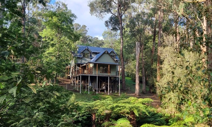 Emerald Casa | Beautiful country property in native bush less than an hour from Melbourne.