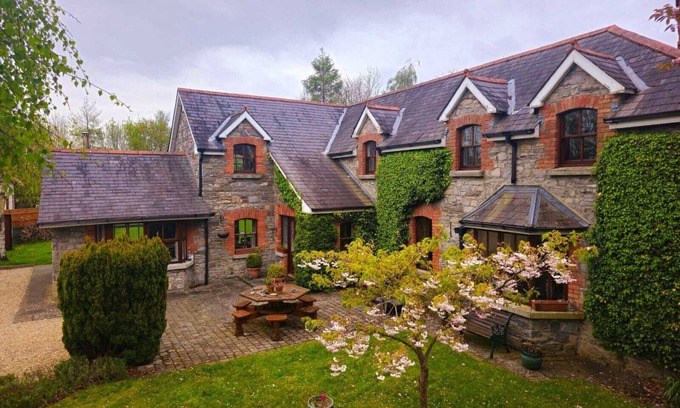 Black Bull Casa | Beautiful Countryside Home just outside Dublin City with Hot Tub