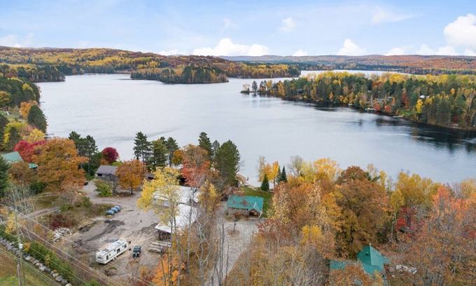 Madawaska Valley Cabaña | Beautiful Cozy 3 Bedroom Cottage on the Lake