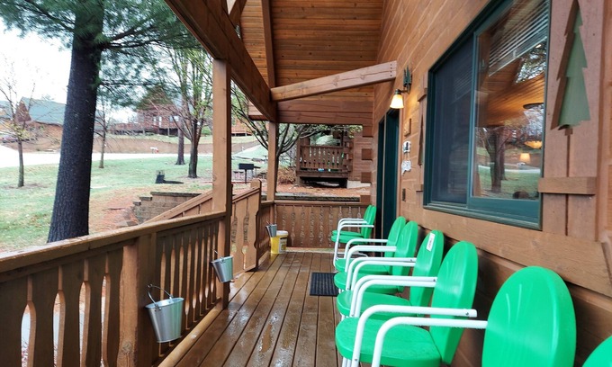 Warrens Cabina | Beautiful, cozy 3 bedroom cabin with additional loft space near water park!