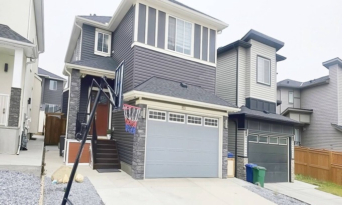 Airdrie Apartamento | Beautiful, cozy and comfy suite.