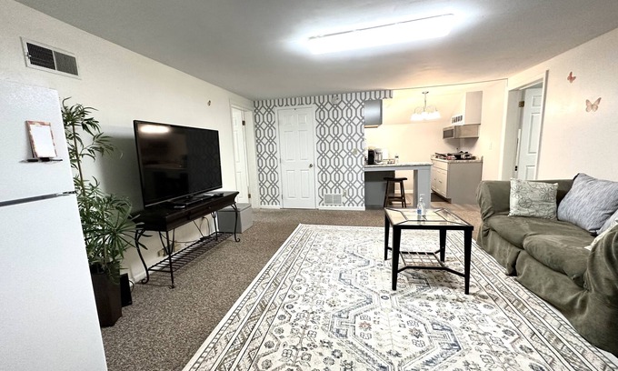 Park Forest Village Apartamento | Beautiful cozy apt above commercial office, quiet and super convenient location