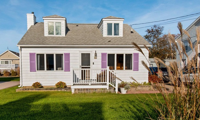 Bonnet Shores Casa | Beautiful Cozy Beach Cottage right across the street from Kelly Beach