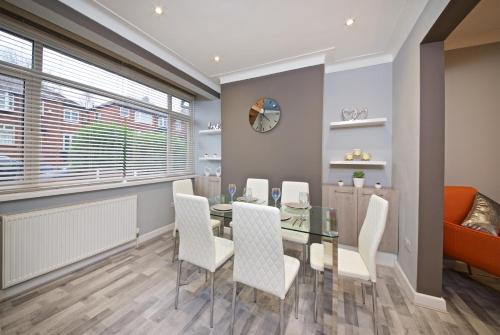 Manchester Casa | Beautiful Cozy Home With Free Parking