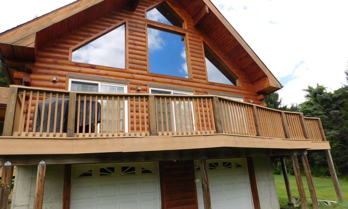 Great Barrington Casa | Beautiful, Cozy Log Home On The Hill Overlooking The Town